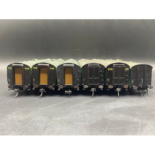209 - Rake of six Hornby OO BR Green livery
(1000g)
Hornby R4888 Bulleid 59' brake third corridor S2851S i... 