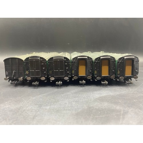209 - Rake of six Hornby OO BR Green livery
(1000g)
Hornby R4888 Bulleid 59' brake third corridor S2851S i... 