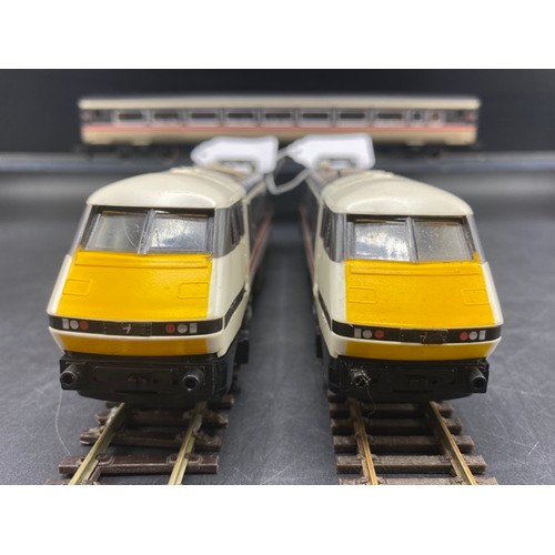 Two Hornby R269 Class 91 91014 in Intercity Swallow livery locomotives ...
