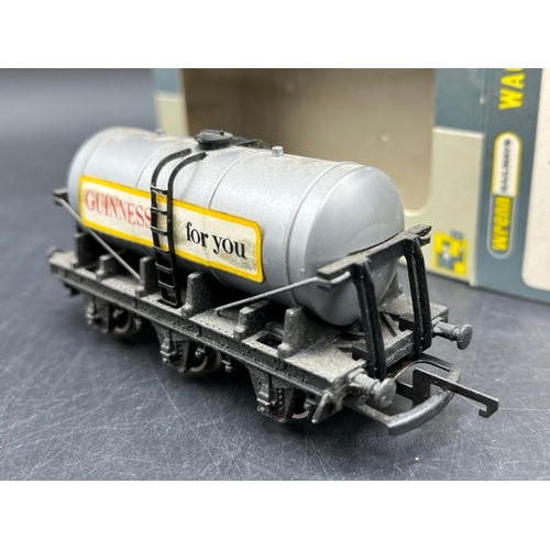 189 - 6 OO Wrenn Rolling stock in Good boxes
Wrenn W5003 6 Wheeled Wagons Guiness (3)
Wrenn W5001X Blue Sp... 