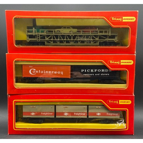 193 - 3 OO Tri-ang/Hornby Freight Cars in Good Boxes
Tri-ang Hornby R342 Car Transporter with 5 Cars
Trian... 