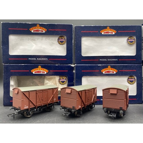 235 - 8 OO Bachmann Branchline 38-161 12 ton planked vent van B755180 in BR bauxite (late) livery each Box... 