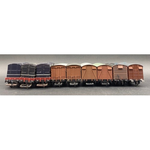 100 - 23 OO 'Ready-to-Roll' Vans - mix of manufacturers including Dapol, Mainline, Hornby, Triang ++ in Fa... 