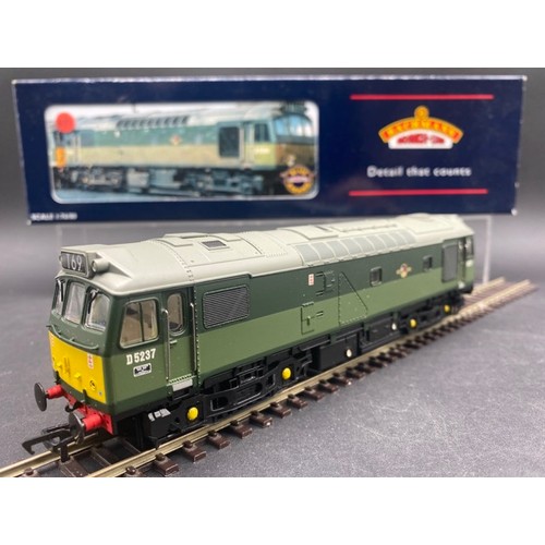 77 - Bachmann Branchline 32-413 Class 25/2 D5237 in BR Two Tone Green - Tested Runner
(Loco: G, Box: G, 5... 