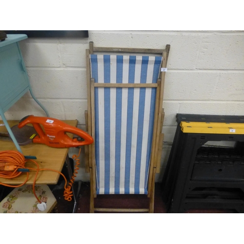 47 - 2 DECK CHAIRS