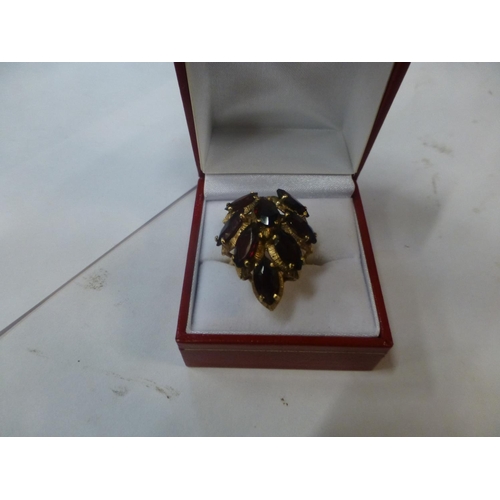156 - 9 CT GARNET RING (Q)