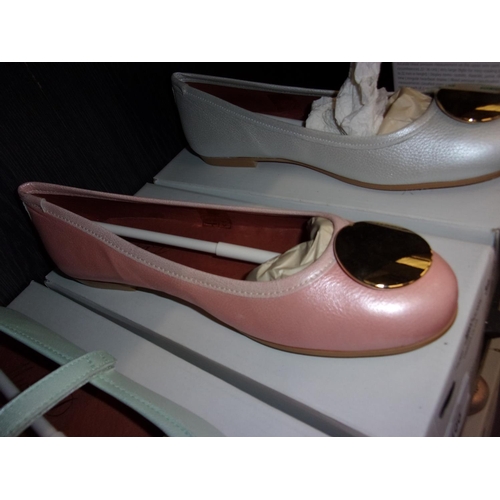 100 - LADIES SHOES 39