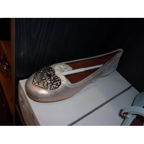 93 - LADIES SHOES 39
