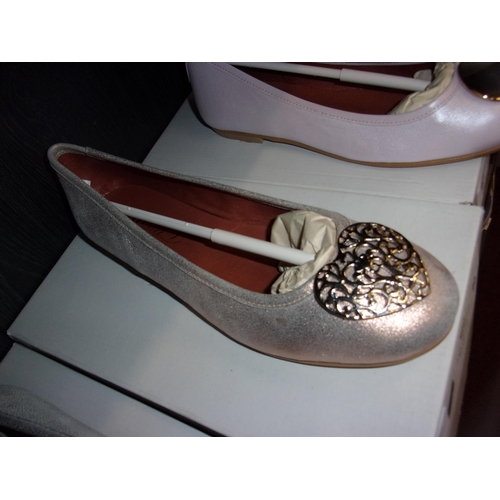 96 - LADIES SHOES 40