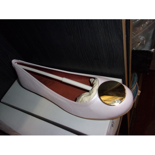 97 - LADIES SHOES 39