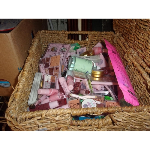 6 - HAMPER OF MAKE UP