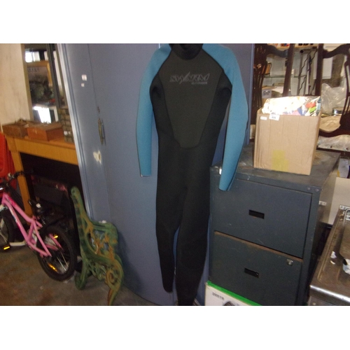 413 - WET SUIT LARGE