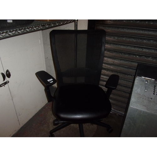 369 - MODERN OFFICE CHAIR