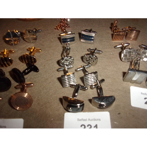 231 - 4 PAIRS OF CUFFLINKS