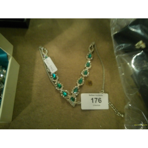 176 - ART DECO STYLE GREEN AND WHITE STONE NECKLACE