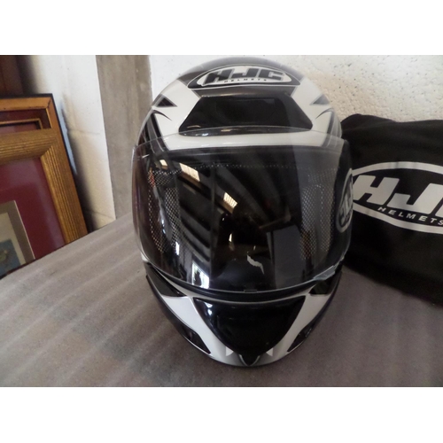 82 - HJC Black and White Motorcycle Helmet CS-12N Cyclone Model with Visor and Protective Bag Size XL