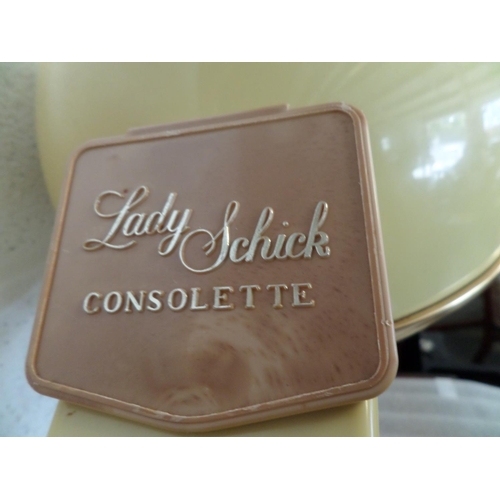 136 - Vintage 60s/70s Lady Schick Hair Dyer