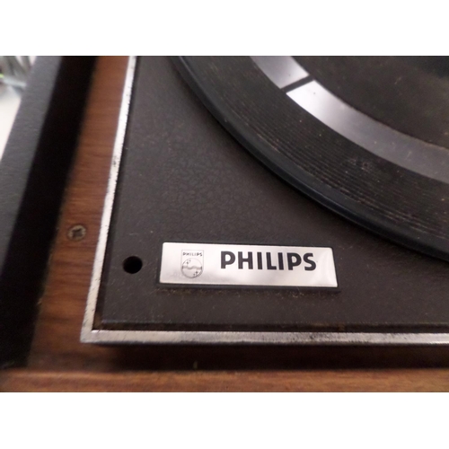 139 - Phiilips Stereo Record Player and Speakers