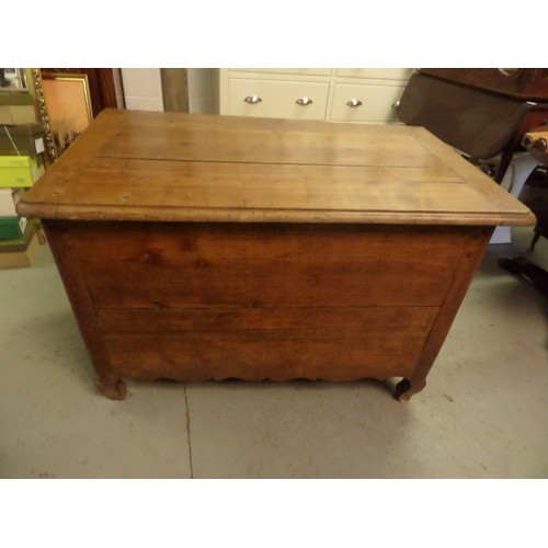 485 - An Oak Coffer ( Damage to front end)