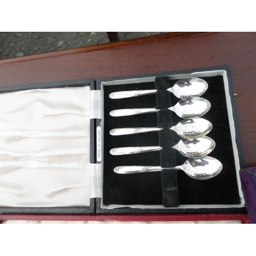 540 - 5 x EPNS Tea Spoons , 2 Serving Spoons and Bone Handled Crochet Hooks