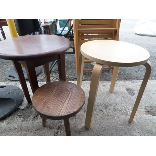 530 - 3 Stools/ Small Tables