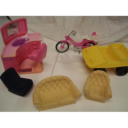 154 - A Large Collection of Sindy Dolls and Accessories Including a Land Rover ( 4 x boxes)