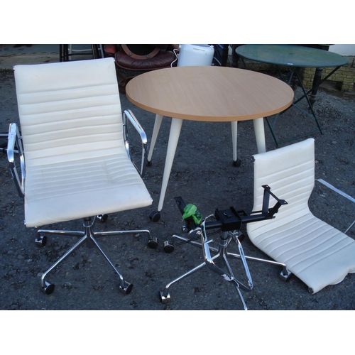 611 - 2 Leather and Metal Chairs with adjustable levers
1 assembled / 1 in need of assembly
Round Modern T... 