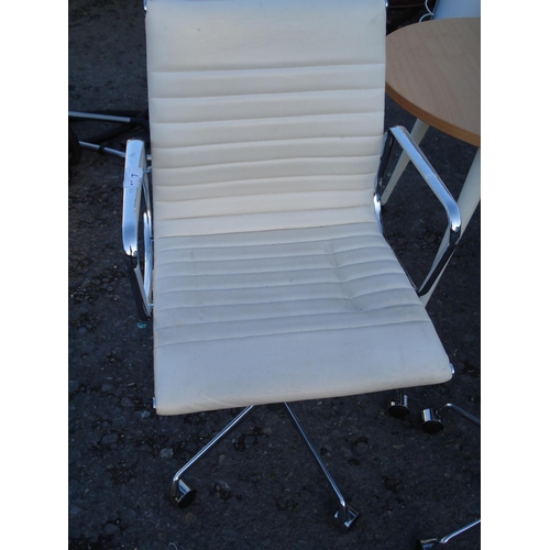 611 - 2 Leather and Metal Chairs with adjustable levers
1 assembled / 1 in need of assembly
Round Modern T... 