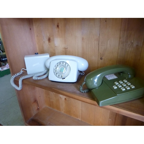 582 - Retro 1970's Telephones x2