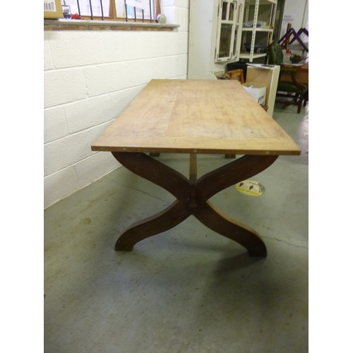 114 - An Oak Topped Farmhouse Table with Curved Cross Legs 167 x 82 x 72cm