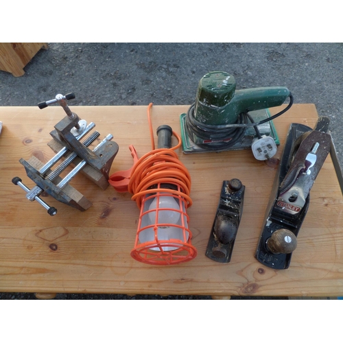 620 - Assorted Tools including a Stanley Plane, Bosh Sander, Vice, Worklight and another Plane etc.