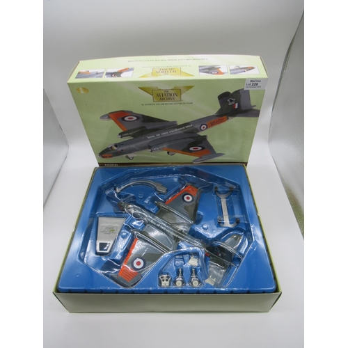 Corgi Aviation Archive 1:72 AA34703 Canberra B2 WH911 98 Sqn No.90