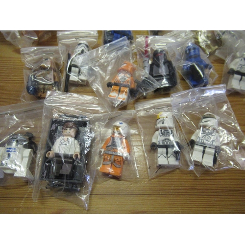 413 - 32 x Star Wars Lego Mini Figures