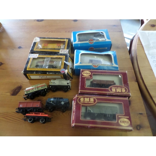 423 - 6 x Boxed and 5 x Unboxed 00 Gauge Rolling Stock - Airfix and D/Pol