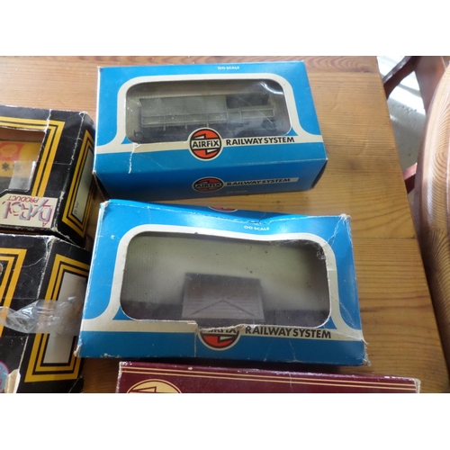 423 - 6 x Boxed and 5 x Unboxed 00 Gauge Rolling Stock - Airfix and D/Pol