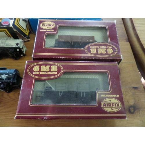 423 - 6 x Boxed and 5 x Unboxed 00 Gauge Rolling Stock - Airfix and D/Pol