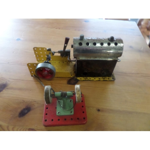 424 - A Meccano Steam Engine and Accesories