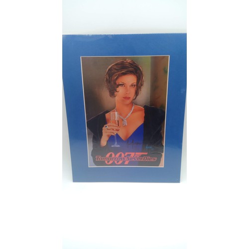 596 - JAMES BOND INKWORKS TOMORROW NEVER DIES
TERRI HATCHER 9-CARD UNCUT CHASE SET LIMITED EDITION SIGNED ... 