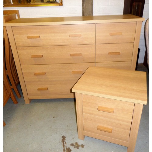 100A - Oak Effect Chest of Drawers and Matching Bedside Unit 148.5 x 42.5 x 92cm and 49.5 x 42.5 x 53.5 cm
