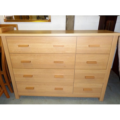 100A - Oak Effect Chest of Drawers and Matching Bedside Unit 148.5 x 42.5 x 92cm and 49.5 x 42.5 x 53.5 cm