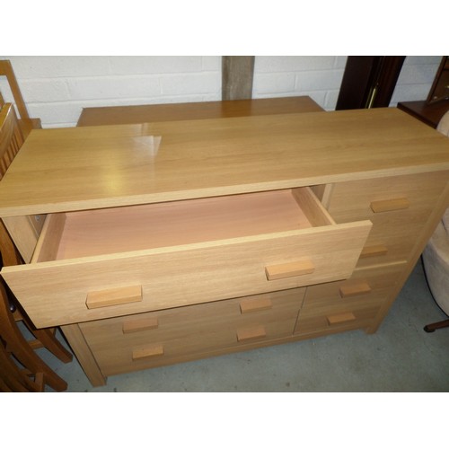 100A - Oak Effect Chest of Drawers and Matching Bedside Unit 148.5 x 42.5 x 92cm and 49.5 x 42.5 x 53.5 cm