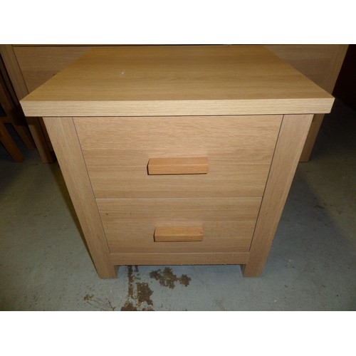 100A - Oak Effect Chest of Drawers and Matching Bedside Unit 148.5 x 42.5 x 92cm and 49.5 x 42.5 x 53.5 cm