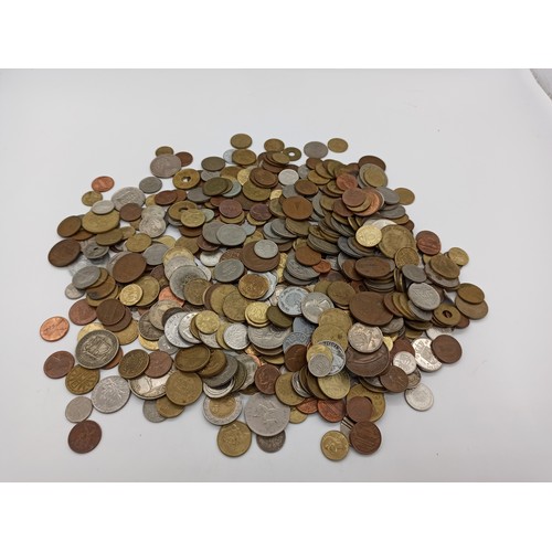 724A - A Large Quantity of worldwide Coins