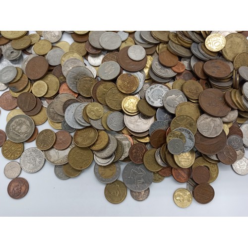 724A - A Large Quantity of worldwide Coins