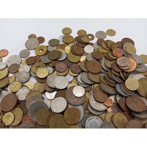 724A - A Large Quantity of worldwide Coins