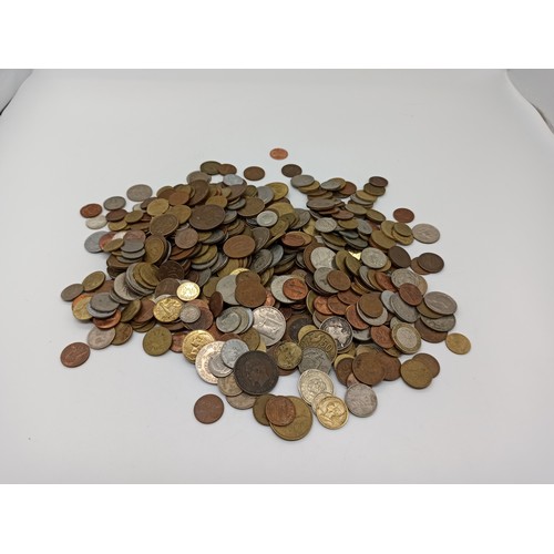 724B - A Large Quantity of Worldwide Coins