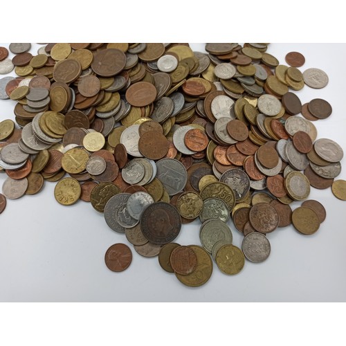 724B - A Large Quantity of Worldwide Coins