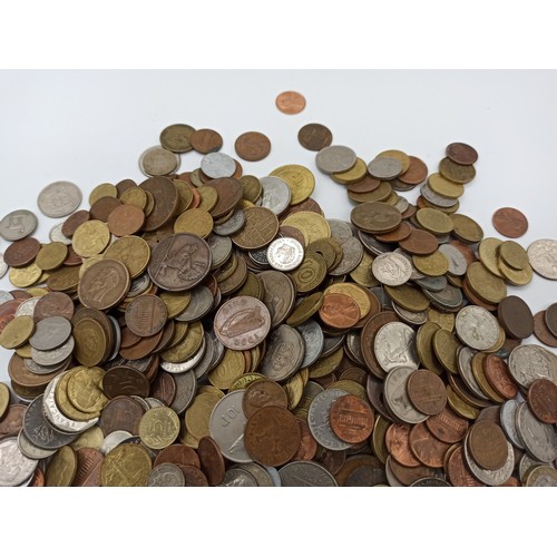 724B - A Large Quantity of Worldwide Coins