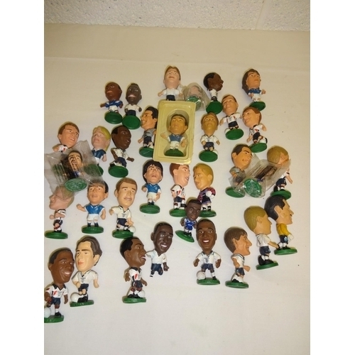 697 - Corinthian Collection Football Player FA Cup 1995 Figurines approx. 41