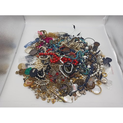 51c - A Large Quantity of Faux Bijou /Costume Jewellery